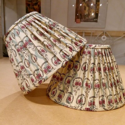 Loose pleated lampshades with self-trim